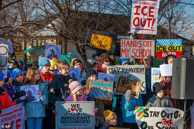 White Families in Minneapolis Share Emergency Preparedness Plans for Potential ICE Encounters, Reflecting Broader Concerns Over Federal Immigration Policies