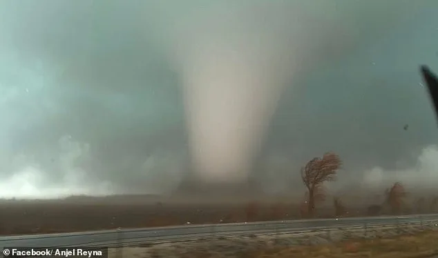 Powerful Storm System Unleashes Chaos Across U.S., Tornadoes Threaten Illinois as Emergency Declared