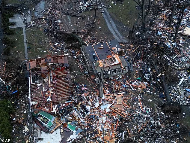 Powerful Storm System Unleashes Chaos Across U.S., Tornadoes Threaten Illinois as Emergency Declared